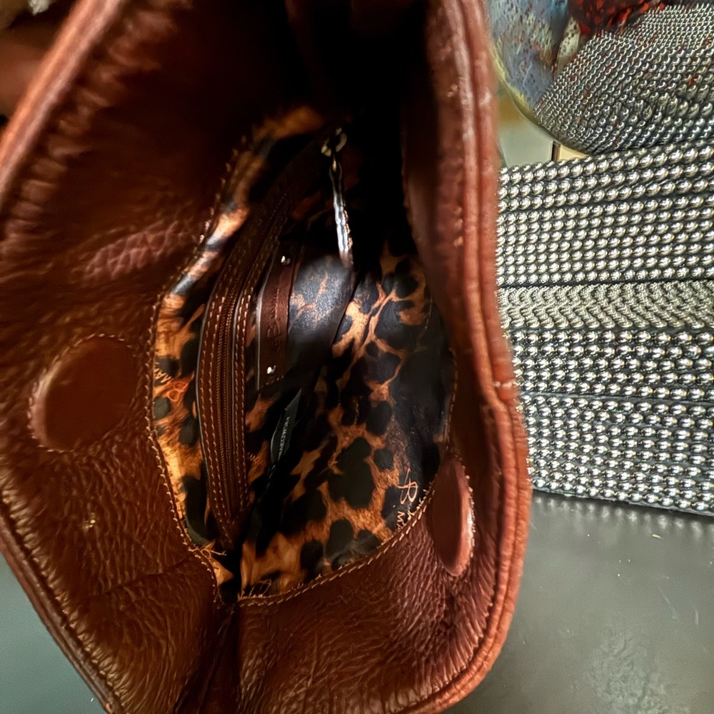 Vintage B. Makowsky brown leather crossbody bucket bag. - Picture 4 of 4